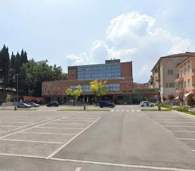 LOTTO UNICO: Piena proprietà di tre immobili situati nel Comune di Marsciano (PG), all'interno del Centro Commerciale in Piazza Carlo Marx. 