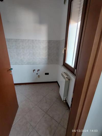Intera piena proprietà di: Bene n. 42) Appartamento posto al piano primo di fabbricato facente parte di complesso condominiale e composto da soggiorno, cucina, atrio, due camere da letto, bagno e balcone; Bene n. 49) Garage pertinenziale posto al piano terra del medesimo fabbricato