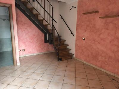Rif. 13 - Alloggio su due livelli (terra e primo) così composto: al piano terra area di accesso ad uso esclusivo, ingresso su soggiorno, cucina, bagno e scala di accesso al 1° P; al 1° P due camere disimpegno e bagno. Oltre cantina. Rif. 14 - Box singolo.