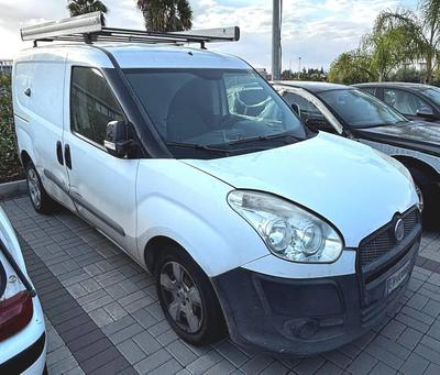 Furgone di colore bianco, marca FIAT, modello DOBLO’, versione 1.6 MJT 16V