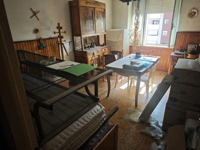 nel fabbricato condominiale sito in Via E. Bertea 40, unità immobiliare ad uso abitativo posta al piano terzo e composta da due camere, tinello con cucinino e servizi, oltre ad un locale ad uso can...