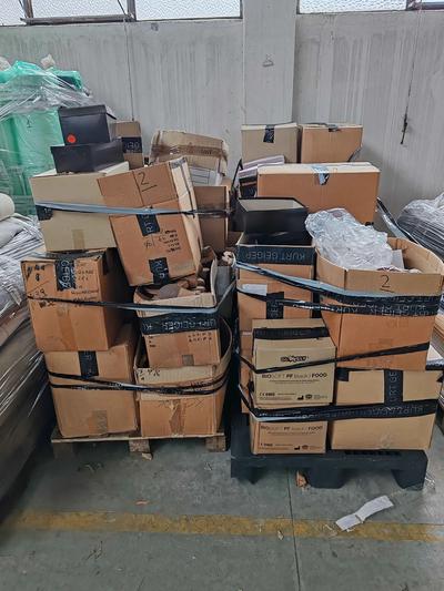 N.4 PALLET CONTENENTI SEMILAVORATI FONDI IN LEGNO PER ZOCCOLI E ZOCCOLI LAVORATI LOTTO 2