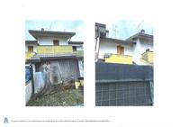 Descrizione dell’immobile con indirizzo: abitazione del tipo a schiera a due piani fuori terra con piccole corti esclusive inserita in un complesso immobiliare denominato “Parco del sole” composto da 582 condomini. L’unità immobiliare è composta al pt da un vano ad uso soggiorno con angola cottura, veranda con caminetto nella parte frontistante e veranda sul retro; al p1 n.2 camere da letto, un bagno, disimpegno e 2 balconi.   Stato del possesso: libero.