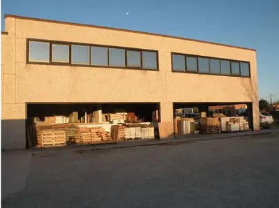 Fabbricato a destinazione artigianale, categoria C/3 catastalmente suddiviso in due unità immobiliari distinte. Superficie lorda complessiva di circa 970,00 mq.