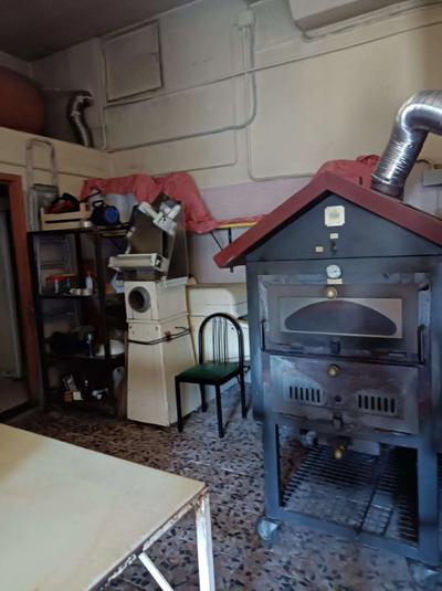 1/1 di Magazzino al PT adibito ad ex forno per panificazione per complessivi mq 90. Risulta attualmente un’attività chiusa, privo di utenze, sia elettrica che idrica. Si presenta in cattive condizioni di manutenzione e conservazione. L’immobile presenta all’interno un bagnetto di servizio. E’ composto da due locali comunicanti tra loro.