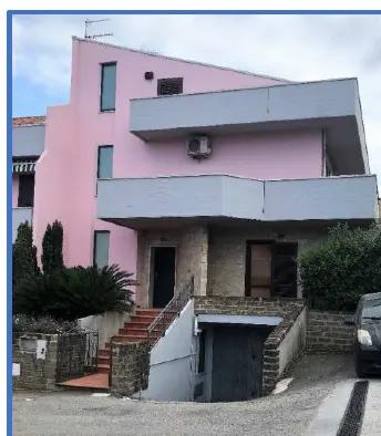 Immobile su quattro con scala interna. Piano terra: ingresso, soggiorno,...