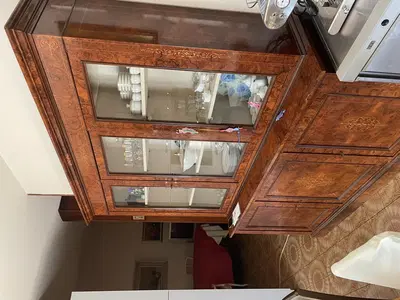 N°1 CREDENZA IN LEGNO SCURO LUNGA CIRCA 2,5 MT CON TRE ANTE E TRE VETRINE, N°1 TAVOLO IN LEGNO SCURO LUNGO CIRCA 5 MT CON SEI GAMBE, N°14 SEDIE IN LEGNO CHIARO CON SEDUTA IN STOFFA, N°1 MOBILE STILE RETRO CON DUE ANTE SCORREVOLI CON VANO E PIEDI IN LEGNO, N°1 MOBILE SCRITTOIO, N°1 MOBILE CON TRE ANTE DI COLORE MARRONE CHIARO E PIANO IN MARMO GRIGIO, N°1 RADIO A VALVOLE MARCA SABA, N°1 DIVANO TRE POSTI CON STRUTTURA IN LEGNO CON SEDUTA IN STOFFA E N°2 POLTRONE