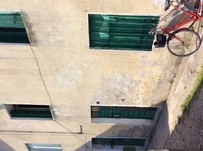 Abitazione composta da due piani fuori terra, con annessa legnaia e due garage.