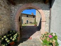 Unità immobiliare a destinazione abitativa, sviluppata da terra a tetto, corredata da locali accessori ad uso cantina e da tre terreni di pertinenza ubicati nelle immediate vicinanze del fabbricato, sita nel centro storico della Frazione Massa Sassorosso del Comune di Villa Collemandina.
