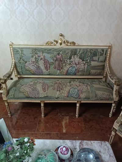 ARREDI PER ABITAZIONE, LAMPADARIO A SEI BRACCI VETRO DI MURANO, SPECCHIO DIMENSIONE 4X1,50, 2 SPECCHI 3,20X 1,50, 4 SPECCHI PICCOLI, 2 DIVANI TRE POSTI, 4 POLTRONE, 12 SEDIE SENZA BRACCIOLI, 8 POUF STILE LUIGI XVI, 2 TAPPETI PERSANI, 1 SPECCHIO CRISTALLO DI MURANO