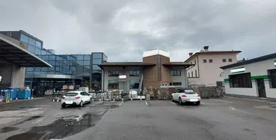 LOTTO C: TRATTASI DI UNA UNITA' IMMOBILIARE UNICA A DESTINAZIONE COMMERCIALE IN EDIFICIO DI TIPOLOGIA INDUSTRIALE DI DUE PIANI FUORITERRA PIU' AMPIA AREA DI PERTINENZA, CON ACCESSO PRINCIPALE DA VIA XXV APRILE. IL LOTTO HA ACCESSO INDIPENDENTE DA VIA XXV APRILE TRAMITE CANCELLO CARRAIO ED E' LIMITROFO ALL'AREA RESIDENZIALE COSTITUENTE I LOTTI 1 E 2, FACENTI PARTE DELLA MEDESIMA PROPRIETA' CON LA QUALE E' COLLEGATO TRAMITE UN CANCELLO CARRAIO ED UN CANCELLINO PEDONALE. 