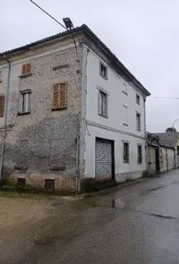 Fabbricato di civile abitazione articolato su tre...