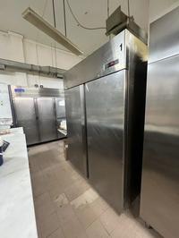 Un frigo a due ante in acciaio, marca Cold Line. Valore...