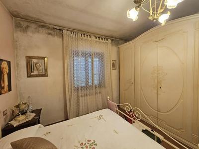 1/1 di Villa bifamiliare cat. A/2 e vani 4 al PT e mq. 92.  E' altresì...
