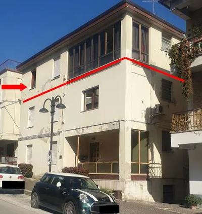 Intera proprietà di appartamento a MONTEGRANARO Via F. Cavallotti 11-13. Abitazione al piano secondo, pianta rettangolare raggiungibile con scala comune (privo di ascensore). Edificio risalente anni 70, struttura portante in muratura e solai gettati in opera in laterocemento. Composizione interna due camere matrimoniali, cucina, ripostiglio soggiorno e bagno.