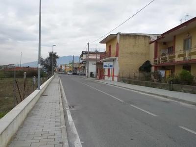 Diritto di piena proprietà, di un locale sito alla Via Roma, 35, posto al piano terra ed un vano alla Via Roma, 35, posto al primo piano, riportati in Catasto Fabbricati del comune di Brusciano al Foglio 4, rispettivamente alle:- p.lla 680 sub. 2, Via Roma n. 25, p.t., cat. C/1, cl. 6, mq. 19, superficie catastale totale 28 mq., RC € 441,57.- p.lla 680 sub 9, Via Roma n. 27, p.1, cat. A/5, cl. 3, vani 2 invece di v.1, superficie catastale totale 50 mq., RC € 77,47 invece di 38,73.