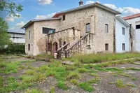 Stabilimento industriale con casale residenziale, a...
