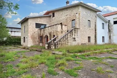 Stabilimento industriale con casale residenziale, a Oricola (AQ) , Loc. Le Campore snc. Superficie commerciale totale: 1610 mq Per maggiori informazioni visitare il portale www.quimmo.it - Codice annuncio 23521
