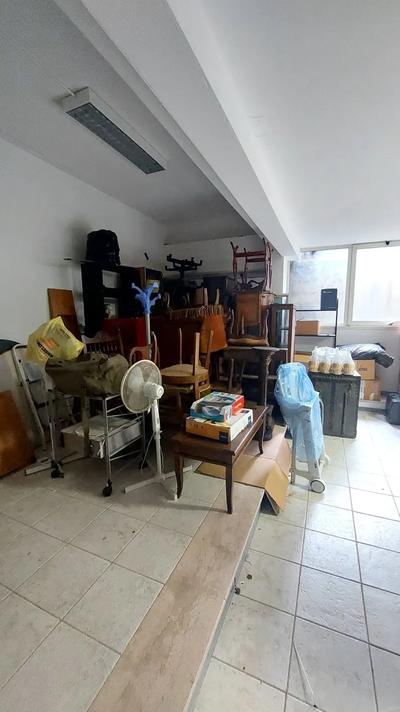 LOTTO C - piena proprietà di locale ad uso magazzino postoal piano seminterrato con doppio accesso dai vani scale condominiali, composto di due ampivani oltre servizi ed accessori per una superfi...