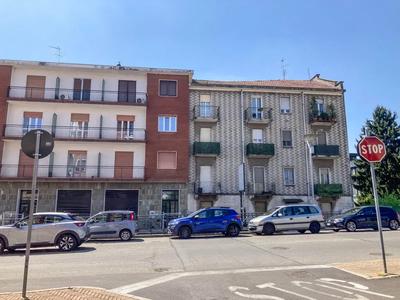 due appartamenti contigui posti al piano terra, con accesso dal ballatoio (Presso l'ufficio del territorio risulta depositata una planimetria in cui i due bilocali sono comunicanti tramite porta in...