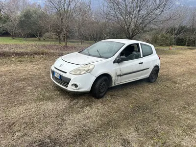 Autocarro Renault Clio targato EP552DN
