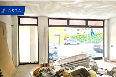 Negozio (sub 249) in Chiampo (VI), piazzale Mariano Rumor. Zona semicentrale ben servita. Superficie commerciale di 61,00 mq. Piano terra. Accesso da vetrine e scala. Area vendite con wc cieco. Finiture e impianti da completare. Riscaldamento con caldaia (mancante) e ventilconvettori. Condizioni buone. Classe energetica G Per maggiori informazioni visitare il portale www.quimmo.it - Codice annuncio 2536118