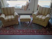 Salotto composto da: N. 2 poltrone con rivestimento in...