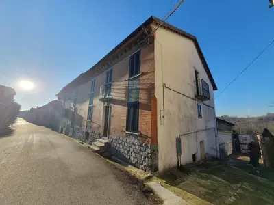 casa unifamiliare composta da 2 unità immobiliari unite tra loro, elevata su...