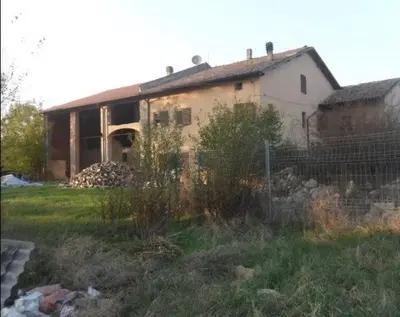 Lotto 4) Piena ed esclusiva proprietà di fabbricato da terra a tetto denominato "Cà Rinaldi" costituito in parte da tre abitazioni ed in parte da stalla e fienile ad Albinea (RE), via Romesino n.15.