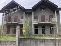 Lotto 1 - Alloggi residenziali con pertinenze in...
