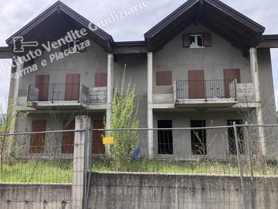 Lotto 1 - Alloggi residenziali con pertinenze in palazzina in corso di costruzione elevata di tre piani fuori terra, oltre al piano primo e secondo sottostrada, e precisamente: tre alloggi residenziali al piano terreno; un alloggio al piano primo con sovrastante e direttamente collegato locale sottotetto; quattro locali rimesse al piano primo sottostrada; quattro locali rimesse al piano secondo sottostrada; piccola striscia di terreno.