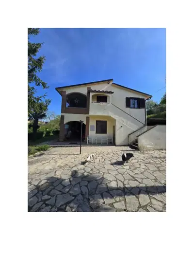 abitazione la cui distribuzione interna comprende: ingresso sotto portico di passaggio, ampia sala soggiorno, cucina abitabile, dispensa, 2 camere da letto, bagno finestrato. Si segnala una irregolarità edilizia, come meglio evidenziata nella CTU, regolarizzabile mediante SCIA in sanatoria con un costo di euro 3.000,00. Il tutto meglio descritto nell'avviso e nella perizia di stima. Il lotto è occupato dal debitore in qualità di proprietario.