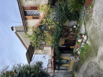 Fabbricato indipendente ad uso abitativo con portico all'ingresso e cantina adiacente