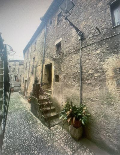 Piena proprietà su appartamento nel centro storico di Frasso Sabino in provincia di Rieti che si sviluppa su due livelli funzionali. Al piano primo disimpegno d'ingresso che distribuisce la zona giorno, composta da cucina e soggiorno con camino. Attraverso una scala interna dal soggiorno si raggiunge il piano superiore dedicato alla zona notte con due camere da letto e servizio igienico. Consistenza 4,5 vani, superficie 82 mq. Libero.