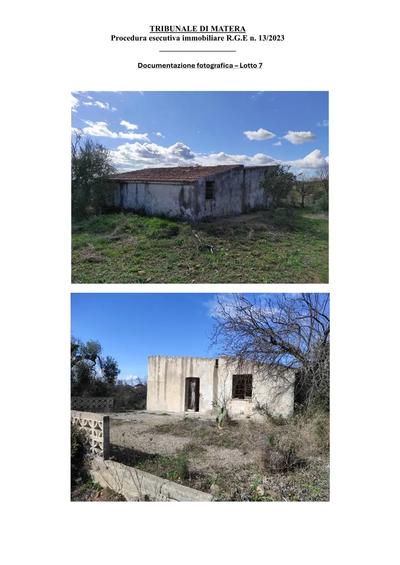Piena proprietà di immobili posti a piano terra di circa 80 mq., facenti parte di un unico plesso in pessime condizioni di manutenzione con evidenti fenomeni di cedimenti di tipo strutturale. Catasto Fabbricati Comune di Pisticci (MT): Foglio di mappa 74, particella 747, indirizzo C.da Caporotondo snc, piano T, categoria C/2, Sup.cat. 34 mq., rendita € 38,94. Foglio di mappa 74, particella 748, comune Pisticci, categoria F/6. Foglio di mappa 74, particella 749, comune Pisticci, categoria F/6
