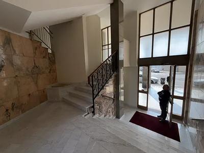 Appartamento al piano terzo (4° f.t.) composto da ingresso, soggiorno, piccolo cucinino, camera da letto matrimoniale, bagno e ripostiglio, identificato con il n. 8, oltre a cantina al piano interrato, identificata al n. 22 e piccolo balconcino di servizio con accesso dal ripiano intermedio del vano scala.