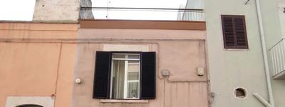 Appartamento al piano rialzato e sovrastante lastrico solare di proprietà di un piccolo fabbricato ubicato in zona semicentrale del comune di Andria. L'appartamento è composto da ingresso in pranzo-soggiorno, una camera da letto, bagno ed un soppalco in legno sulla camera da letto con funzione di ripostiglio.