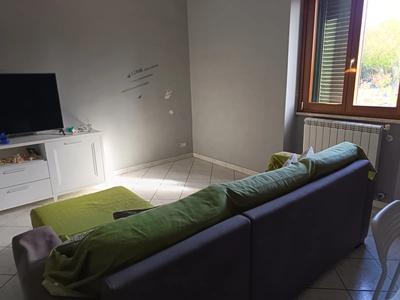 Piena proprietà dell'appartamento della superficie lorda di mq 164,31, dotato  di ingresso esclusivo, sito al piano terra di un edificio con maggior consistenza. L'immobile è composto da soggiorno, cucina, tre camere e due bagni.