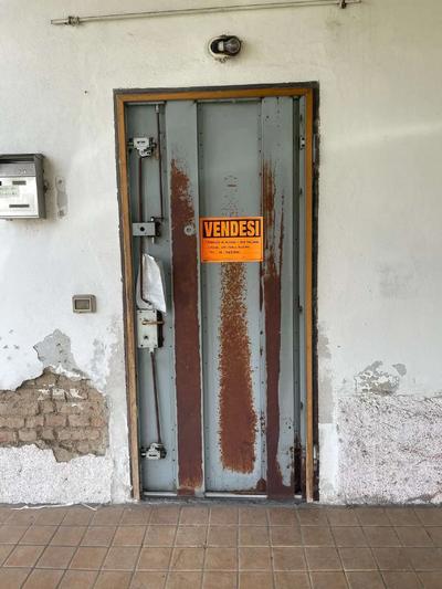 ABITAZIONE DI TIPO POPOLARE AVENTE ACCESSO DIRETTO DAL CORTILE COMUNE COMPOSTA DA UN LOCALE NON AREATO CON CUCINA ABITABILE E BAGNO