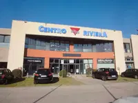 Locale commerciale al piano terra, fronte galleria, con compartimentazioniinterne, servizio igienico con antibagno e spogliatoio per complessivi lordi mq. 107,00 ca. Posto auto scoperto al piano p...