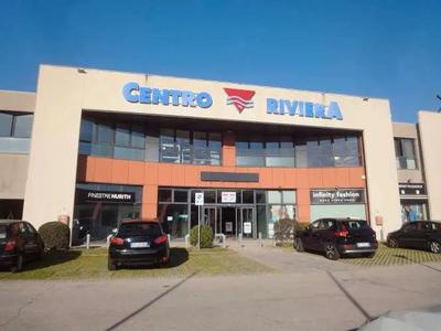 Locale commerciale al piano terra, fronte galleria, con...