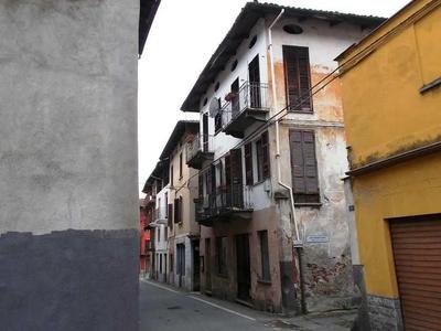 -al piano terreno: unità immobiliare accessoria (con accesso dalla corte transitoria al civico 50 e poi dal civico 50 attraverso atrio/vano scala comune) composta da: disimpegno, due locali e wc. 
