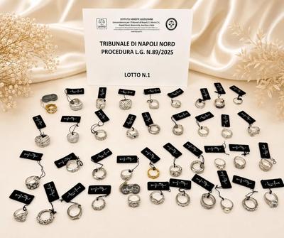 (lotto n.1): Vari oggetti in oro 18kt: diamanti,anelli, orecchini, collane ed altro,per un totale di circa 54,10 carati eper un peso complessivo di circagr.842,74.N.23 fili di perle d’acqua dolcesenza suste.N.13 fili di perle d’acqua dolcecon suste in oro e diamanti.N.7 bracciali di perle d’acquadolce con camei e suste in oro