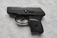 Pistola semiautomatica a percussore interno, marca RUGER...