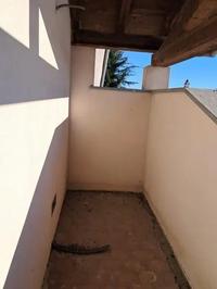 Piena proprietà quota dell’intero di Unità Immobiliare (abitazione) in corso di ristrutturazione con licenza del 2004 scaduta – opere non completate – originariamente composta da (rif. planimetria catastale precedente rispetto ai lavori di ristrutturazione non completati): - PT: ingresso, sala, cucina, bagno; locale caldaia, vano scala, salotto e portico- P1 2 camere disimpegno e bagno, vano sala e balcone- P2 sottotetto/stenditoio, loc. lavanderia vano scala e balcone- PT-1 locale cantina