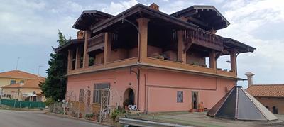 LOTTO N. 2: Diritti pari 1/1 della piena proprietà su immobile ubicato in Tortoreto (TE) alla via Badette n. 46, identificato al Catasto Fabbricati di detto comune al foglio 17, particella501, sub. 5, Categoria A/2, Classe 2, S.C. 221 mq, R.C. € 766,94, Piano 1-2-3.