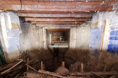 Negozio a Meldola (FC), via Cavour 65. Zona centro storico. Piano terra e interrato di palazzo ristrutturato. Locali rustici, da completare. Lavori interrotti per ritrovamento antiche fondazioni. Previsto locale con vetrina e servizi interrati. Superficie commerciale di 130 mq. In abbandono Per maggiori informazioni visitare il portale www.quimmo.it - Codice annuncio 2639451