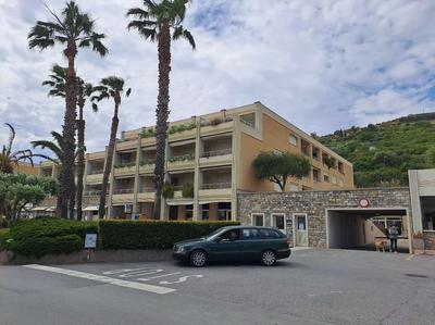 Unità abitativa costituita da una “cabina marittima” sita nel Comune di Santo Stefano al Mare (IM), posta al piano primo del fabbricato denominato "Le Cabine Marittime" ubicato nel porto turistico Marina degli Aregai, avente accesso da Via Gianni Cozzi e posseduta in piena proprietà per la quota di 1/1