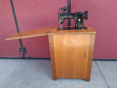 Macchina da cucire marca SINGER modello 306M completa di mobiletto