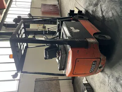 Lotto 16 - costituito da : N.1 CARRELLO ELEVATORE LUGLI 